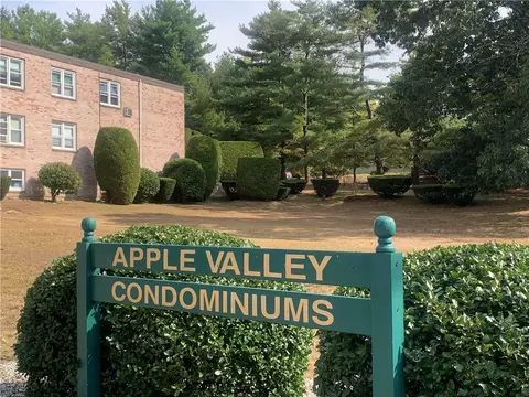 7 Apple Valley Pkwy #9, Greenville, RI 02828