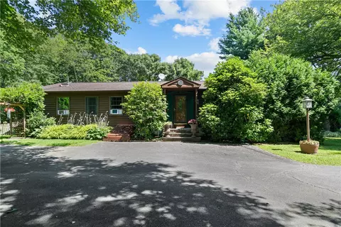 52 Captains Cir, Tiverton, RI 02878