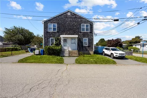 16 Race St, Middletown, RI 02842
