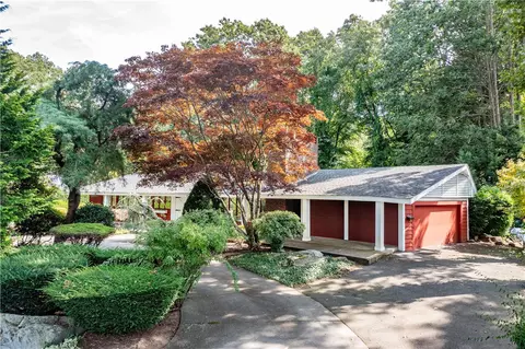 16 E Hill Dr, Cranston, RI 02920