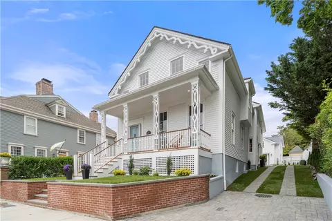 84 Division St, Newport, RI 02840