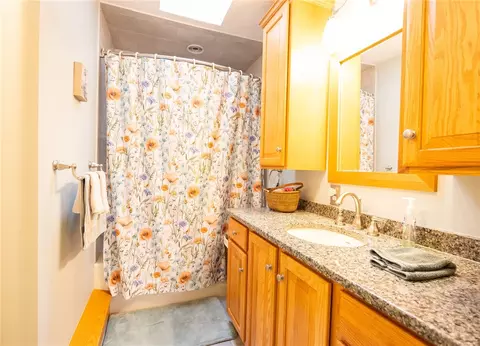 Bath - 66 Paddock Dr, Warwick, RI 02886 photo 4 of 4