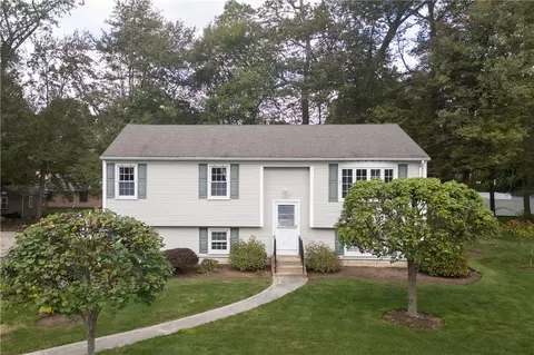 39 Oakridge Dr, West Warwick, RI 02893