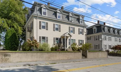 61 School St #2L, Lincoln, RI 02865