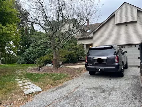 1 Nutmeg Dr, Johnston, RI 02919