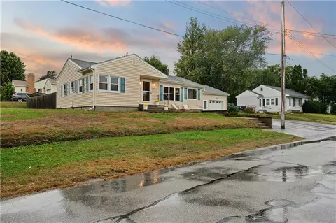 37 Ash St, Portsmouth, RI 02871