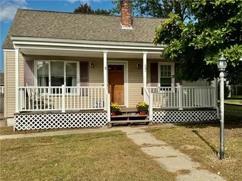37 Invernia Rd, Cranston, RI 02920