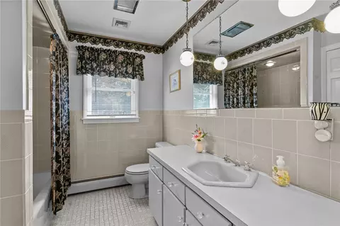 Bath - 8 Granite St, Warwick, RI 02886 photo 1 of 3