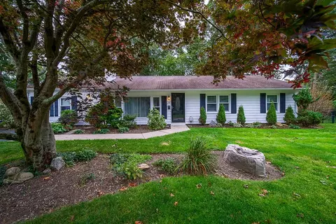24 Darling St, Warwick, RI 02886