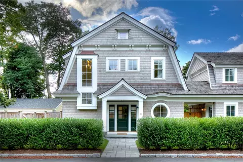 21 Fir St, Newport, RI 02840