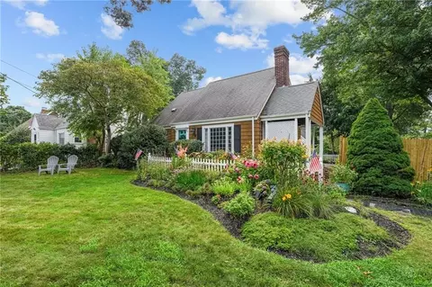 3 Washington Rd, Barrington, RI 02806