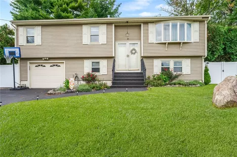 15 Blackberry Knoll Way, Johnston, RI 02919
