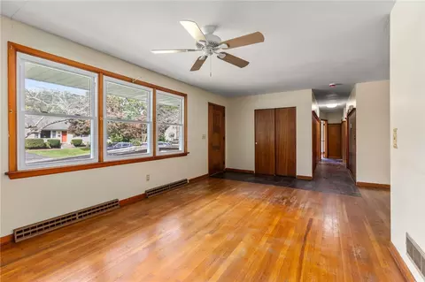 Living - 5 Ridgeway Dr, Warren, RI 02885 photo 4 of 5