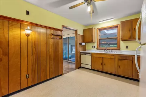 Kitchen - 5 Ridgeway Dr, Warren, RI 02885 photo 3 of 3