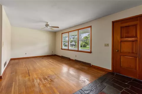 Living - 5 Ridgeway Dr, Warren, RI 02885 photo 2 of 5