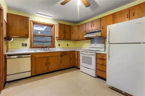 Kitchen - 5 Ridgeway Dr, Warren, RI 02885 photo 2 of 3