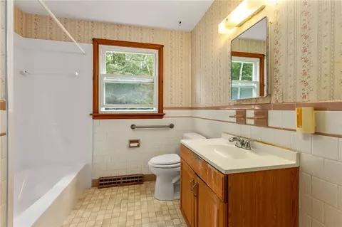 Bath - 5 Ridgeway Dr, Warren, RI 02885 photo 1 of 2