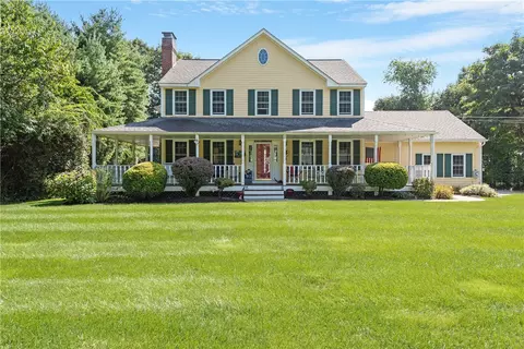 15 Mayflower Dr, Cumberland, RI 02864