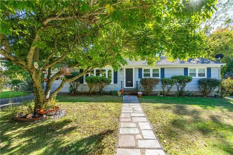 8 Maplewood Dr, East Greenwich, RI 02818