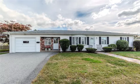 44 Carlisle St, Cranston, RI 02920