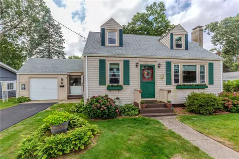 82 Putnam St, Warwick, RI 02888