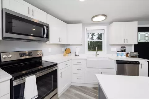 Kitchen - 193 Pinehaven Rd, Coventry, RI 02816 photo 3 of 4