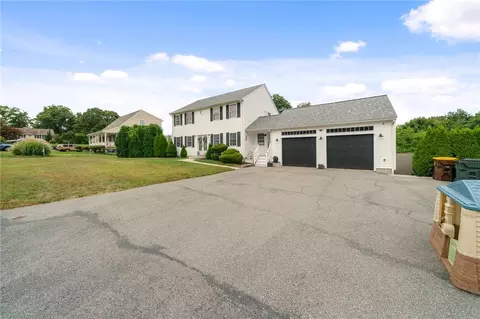 11 Point West Dr, Fall River, MA 02720 photo 2