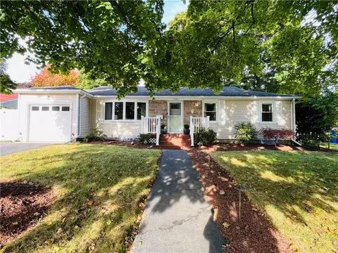 31 Manning Dr, East Providence, RI 02915