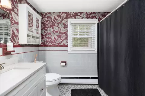 Bath - 75 Darling St, Warwick, RI 02886 photo 2 of 2