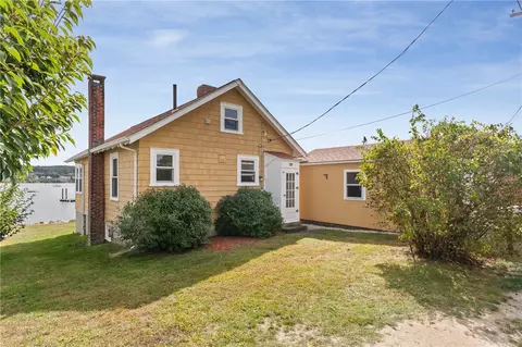 19 Narragansett Rd, Portsmouth, RI 02871