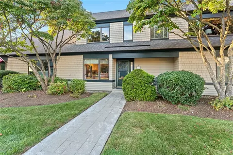 6 Blindbrook Dr, Narragansett, RI 02882