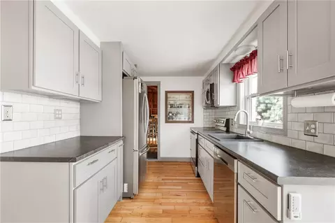 332 Vineyard Rd, Warwick, RI 02889 photo 4