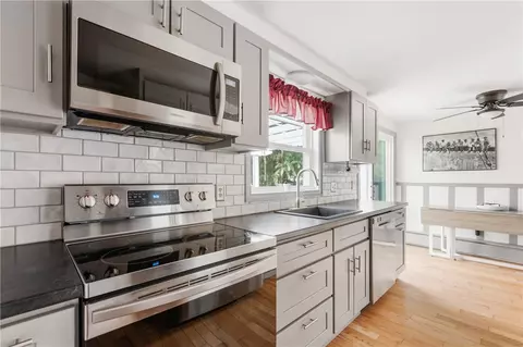 332 Vineyard Rd, Warwick, RI 02889 photo 3