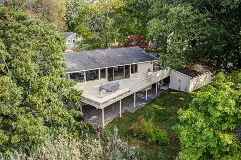 2 Buckingham St, Barrington, RI 02806