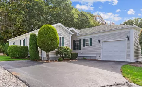 109 Orchard Meadows Dr, Smithfield, RI 02917