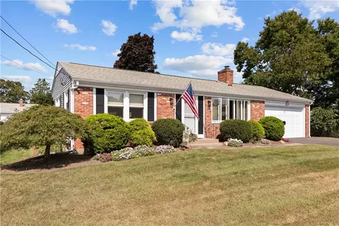 5 Cedarwood Dr, East Providence, RI 02915