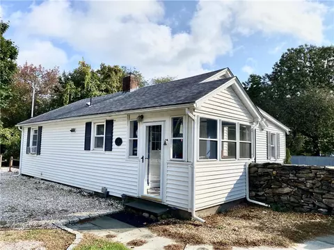 1 Baxter St, Charlestown, RI 02813