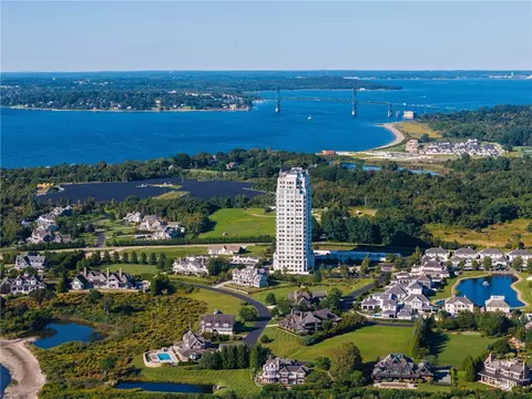 1 Tower Dr #801, Portsmouth, RI 02871