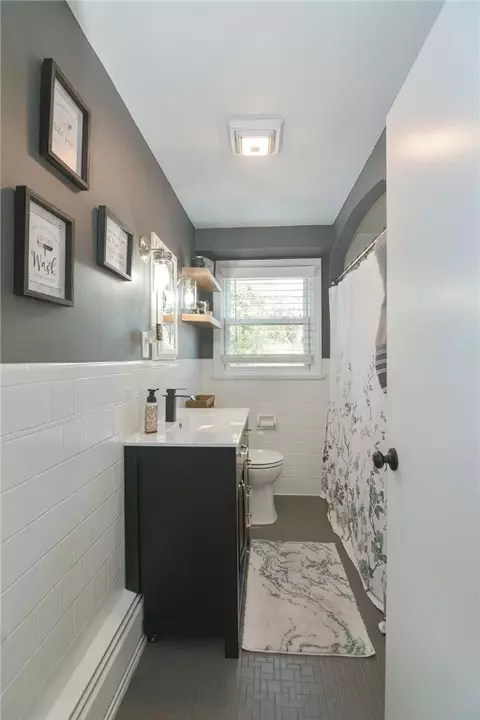 Bath - 34 Spring Green Rd, Warwick, RI 02888 photo 1 of 4