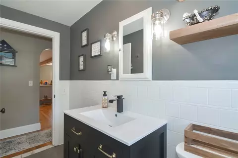 Bath - 34 Spring Green Rd, Warwick, RI 02888 photo 2 of 4