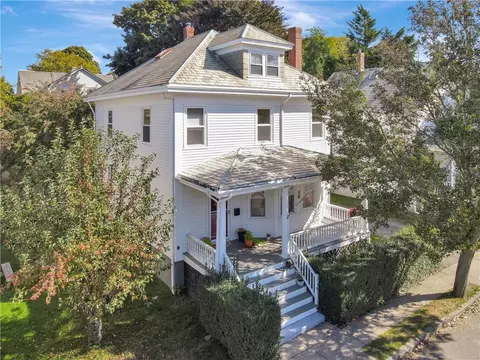 19 Peckham Ave, Newport, RI 02840