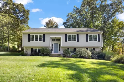 2 Birchwood Dr, Lincoln, RI 02838