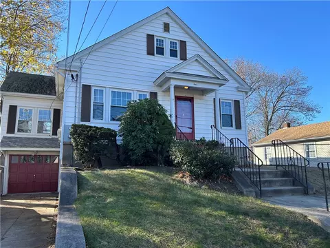 4 Walker St, Lincoln, RI 02865