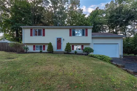 8 Jennifer Ln, Coventry, RI 02816