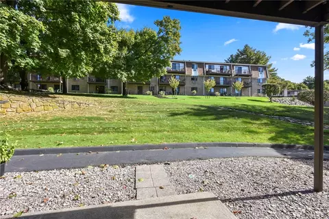 752 Quaker Ln #B111, East Greenwich, RI 02818