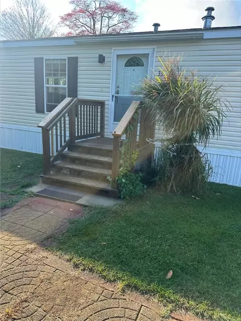 33 Hemlock Rd, Glocester, RI 02814