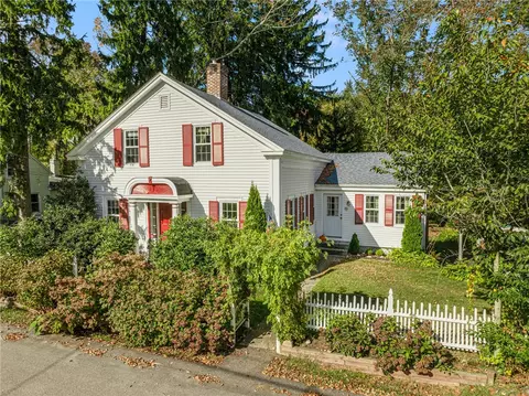 85 Sweet Ln, North Kingstown, RI 02852