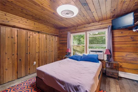 Bedroom - 46 Simmons Rd, Little Compton, RI 02837 photo 2 of 9