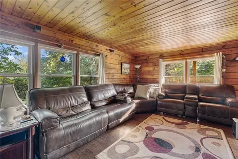 Living - 46 Simmons Rd, Little Compton, RI 02837 photo 2 of 5