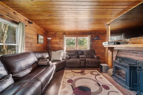 Living - 46 Simmons Rd, Little Compton, RI 02837 photo 3 of 5
